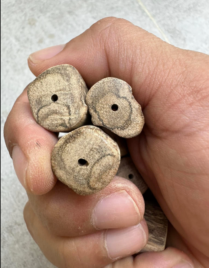 Chẻ phôi và mài hạt trầm hương.png